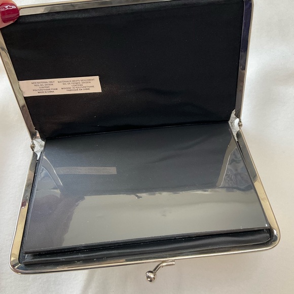 Kiss Lock 4x6 Photo Clutch Silver - Picture 3 of 9